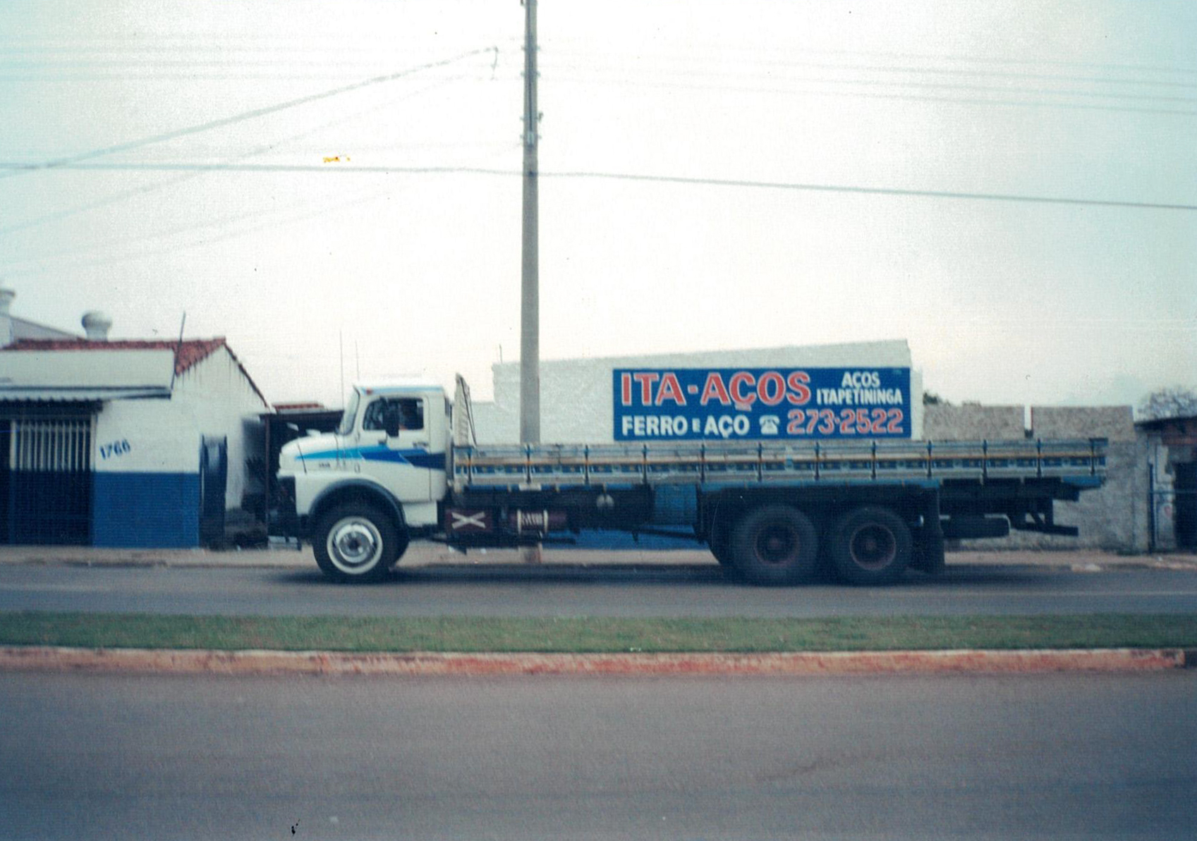 Caminhão da Ita Aços Caminhão de carga, estacionado.